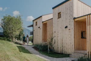 Paar Urlaub in den Bergen im eigenen Tiny House mit Schlafen unter den Sternen, Schladming, biyou